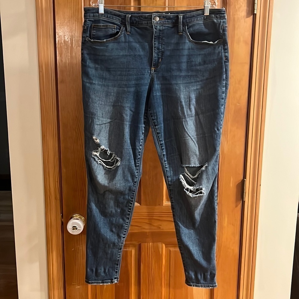 Universal thread womens Distressed high rise skinny jeans size 18 .